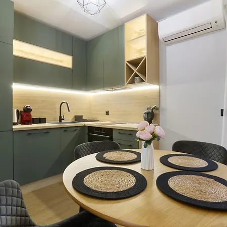 Апартаменти Modern Family Near The Beach, Free Parking Приморсько